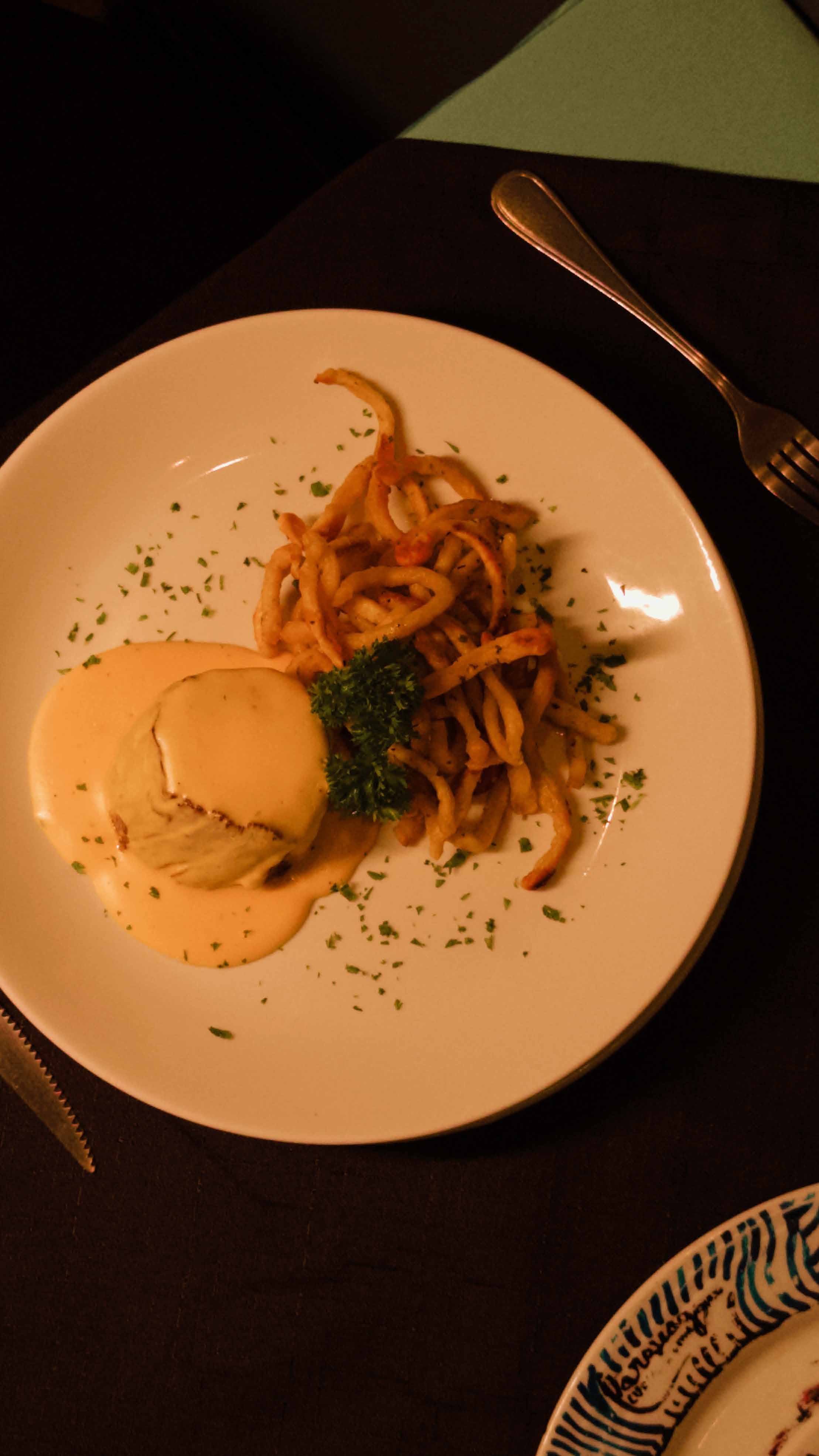 Filet ao molho Fundido servido com massa caseira frita